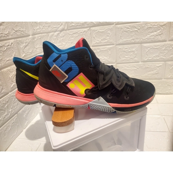 Nike Kyrie "JUST DO IT" Trainers - Picture 2 of 7